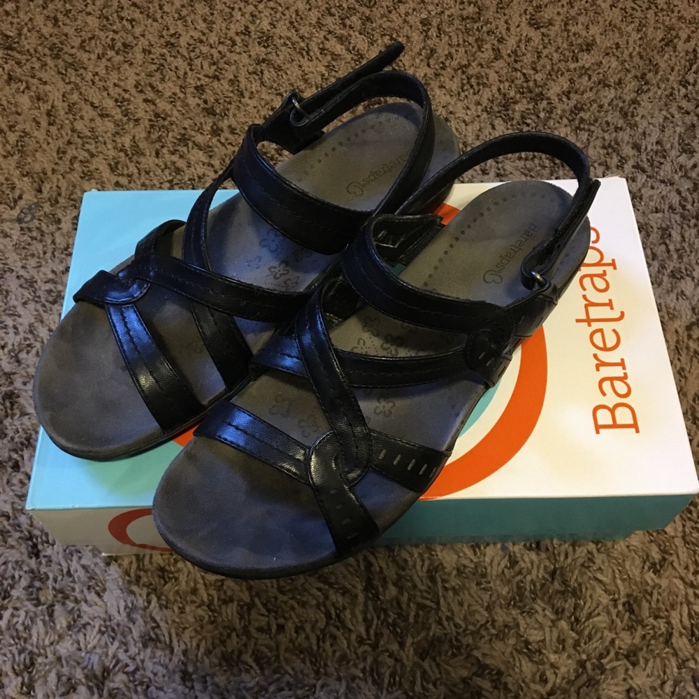 EUC Baretraps sandals